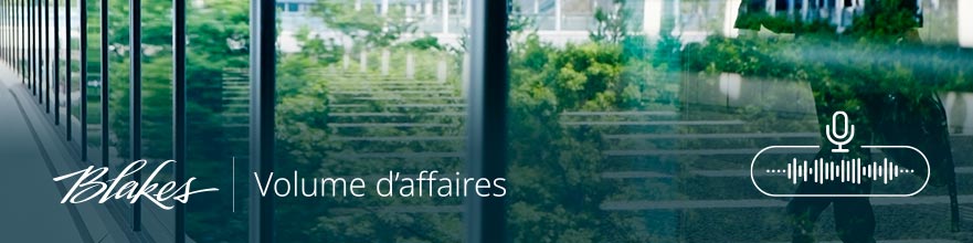 Image de bannière avec des arbres se reflétant dans la fenêtre d'un immeuble de bureaux