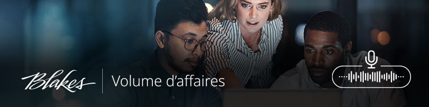 Bannière web Volume d'affaires, comportant le texte « Volume d'affaires » sur un fond bleu foncé avec un paysage urbain flou en arrière-plan et trois personnes regroupées autour d'un ordinateur.